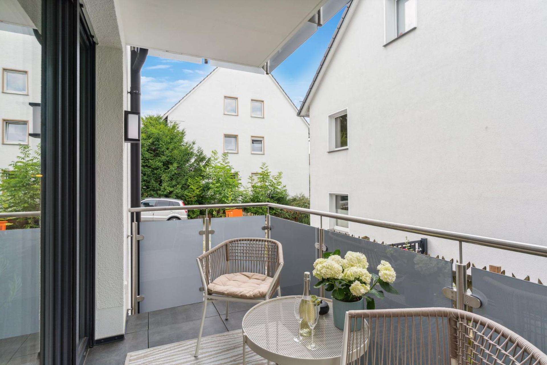 Deluxe Apartment In Bielefeld City Mit Parkplatz Und Balkon Exterior photo
