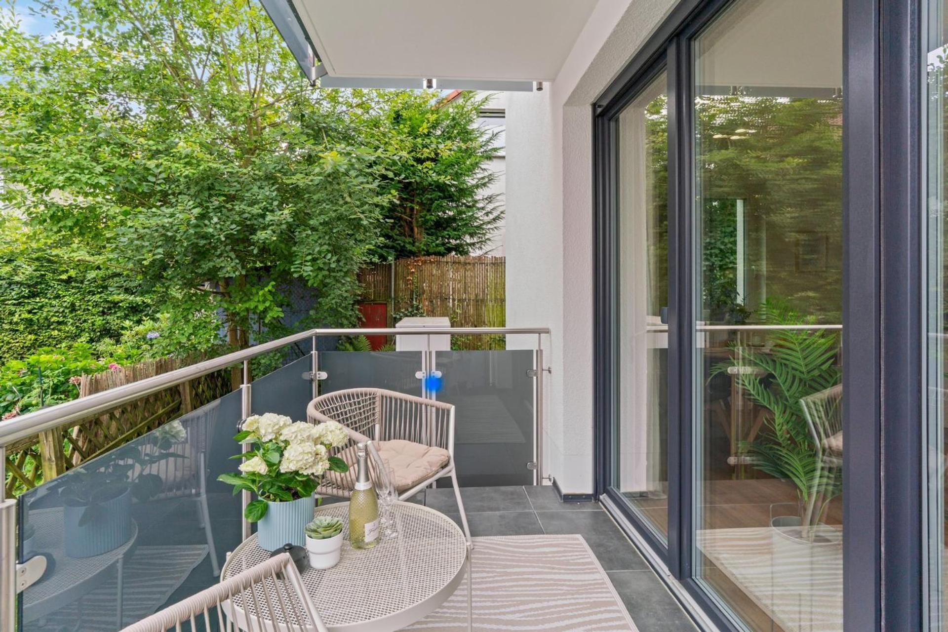 Deluxe Apartment In Bielefeld City Mit Parkplatz Und Balkon Exterior photo